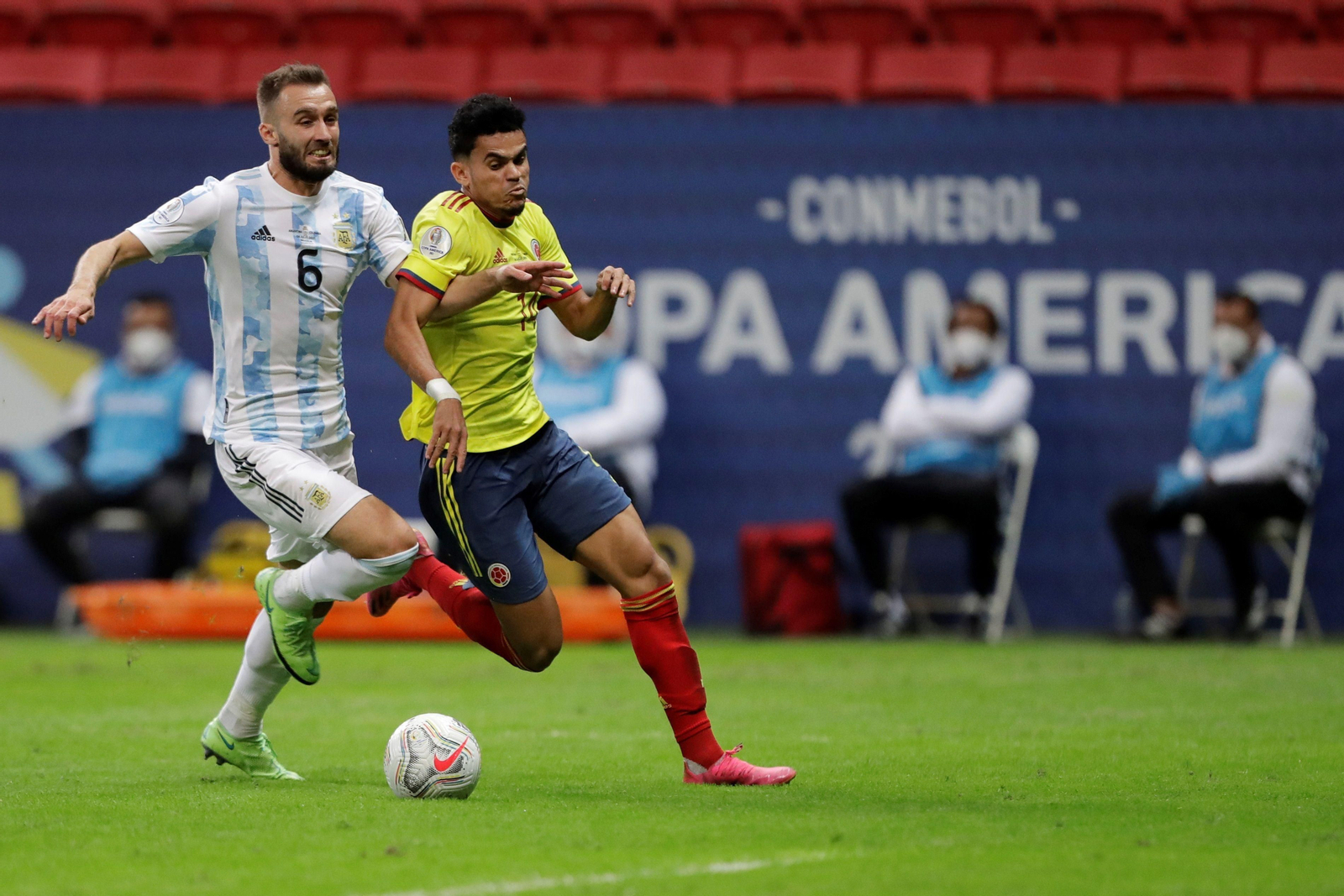 Pezzella pelea con el colombiano Luis Díaz en un partido de la última Copa América.