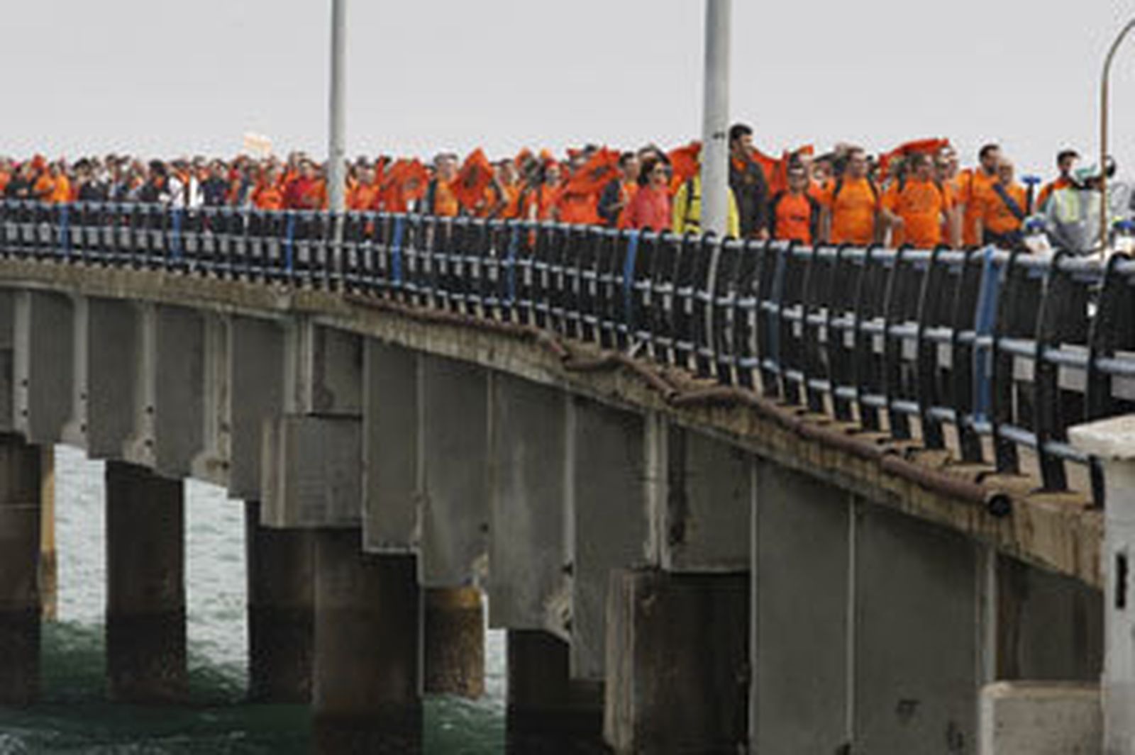 Los trabajadores de Cádiz Electrónica, a su paso por el puente Carranza. /Fito Carreto