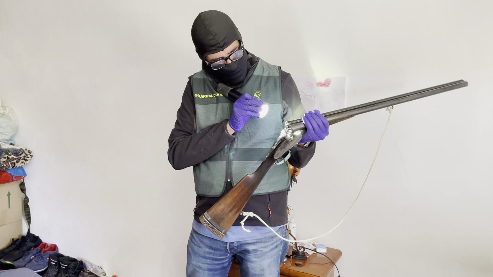 Escopeta encontrada durante el registro.