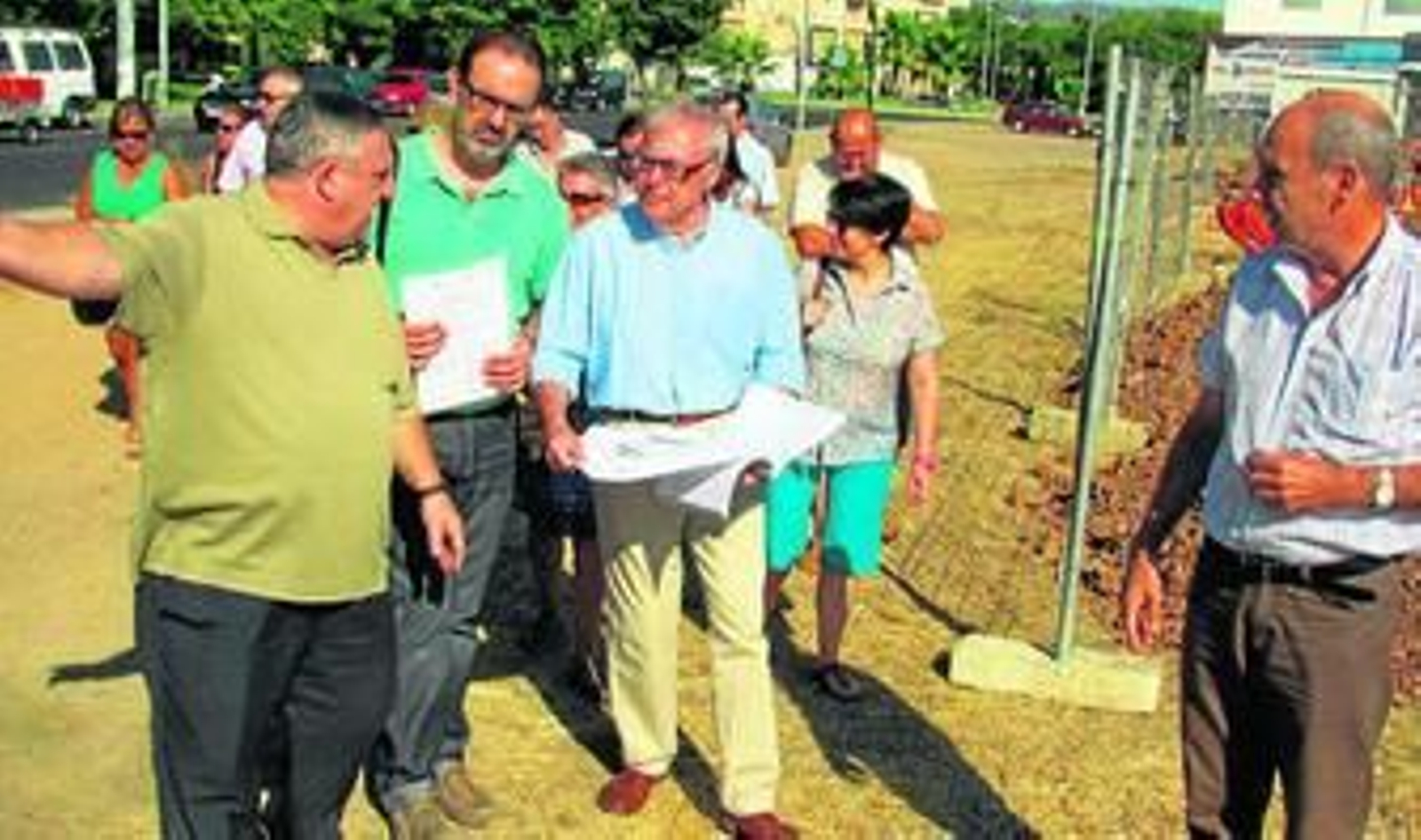 Aumente, Rodríguez y algunos vecinos del barrio, junto a las obras de la gasolinera.