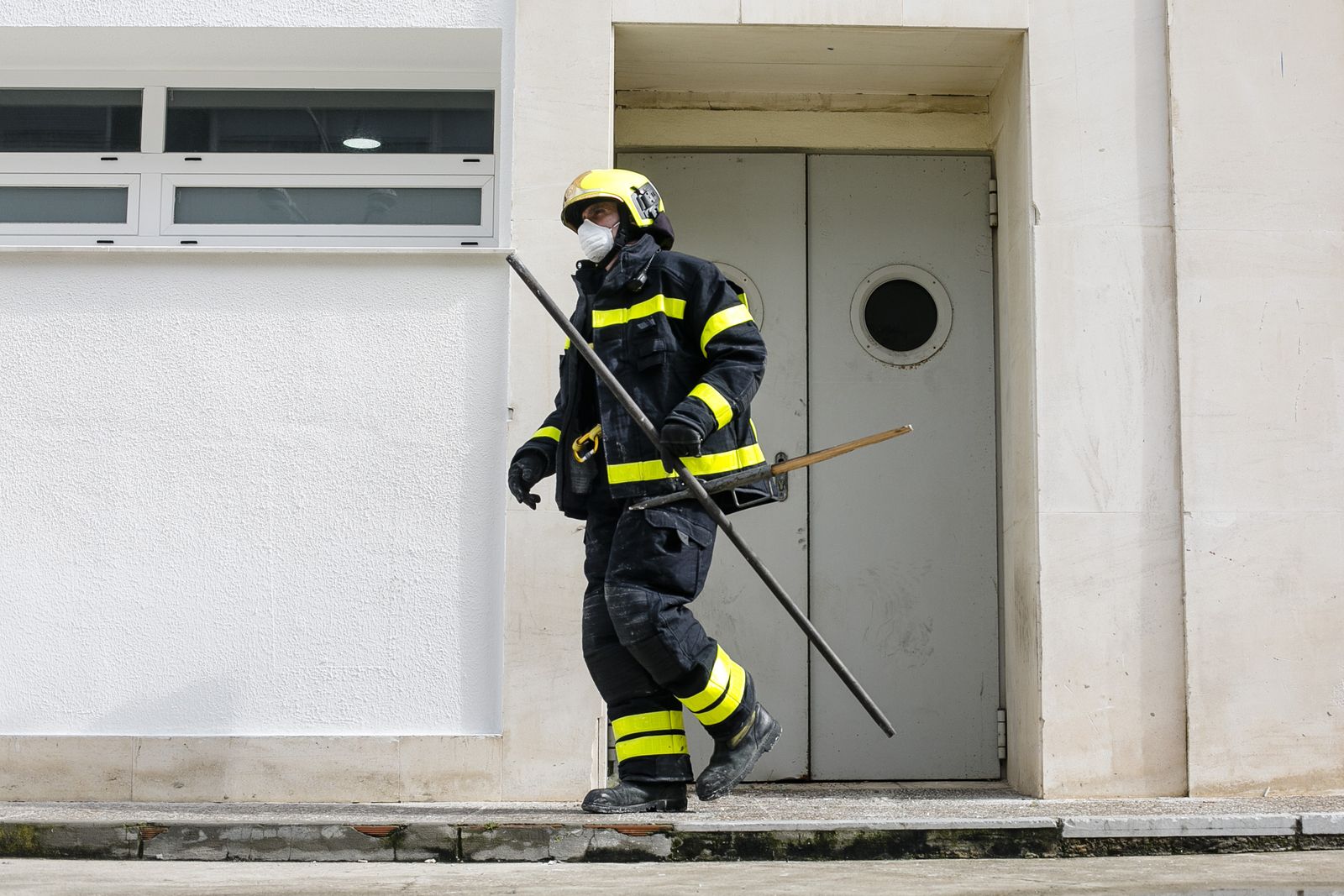 Un bombero saliendo de inspeccionar las plantas del hospital afectadas por el incendio.