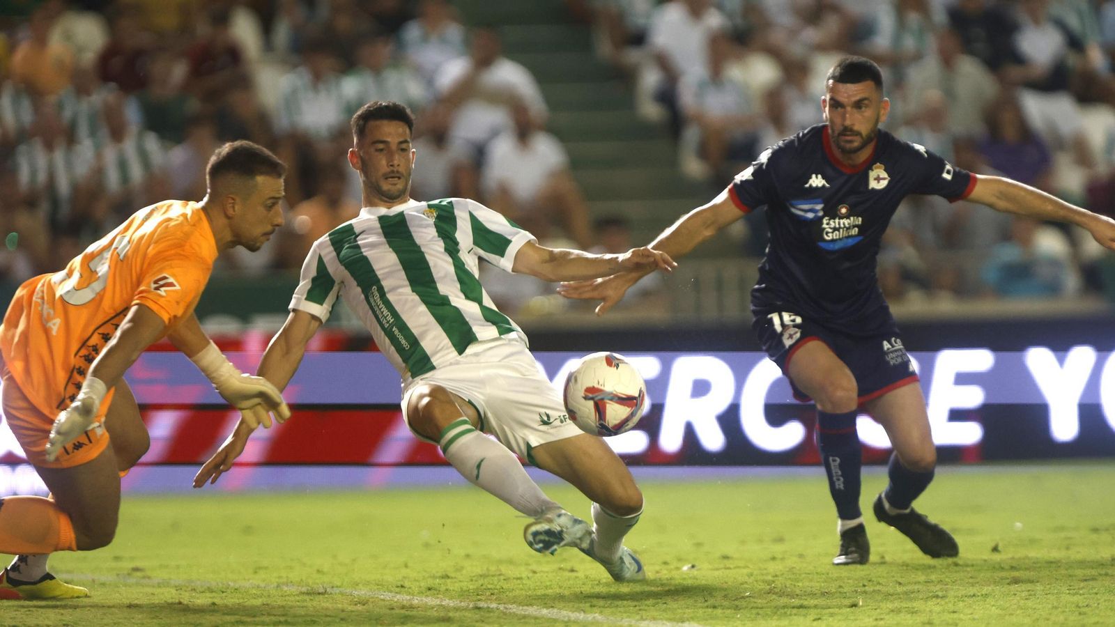 Albarrán intenta rematar el balón en el Córdoba CF - Deportivo del pasado viernes.
