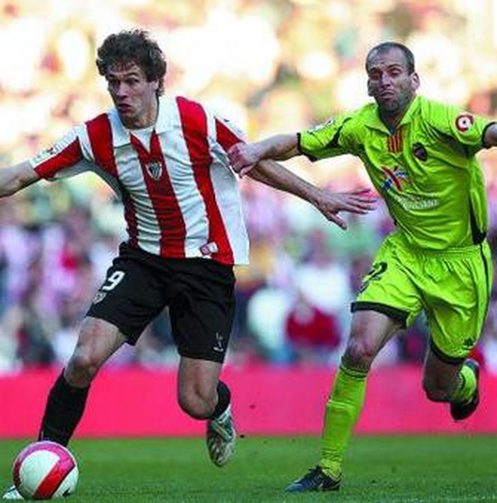 Fernando Llorente conduce el balón ante la presión de Berson.