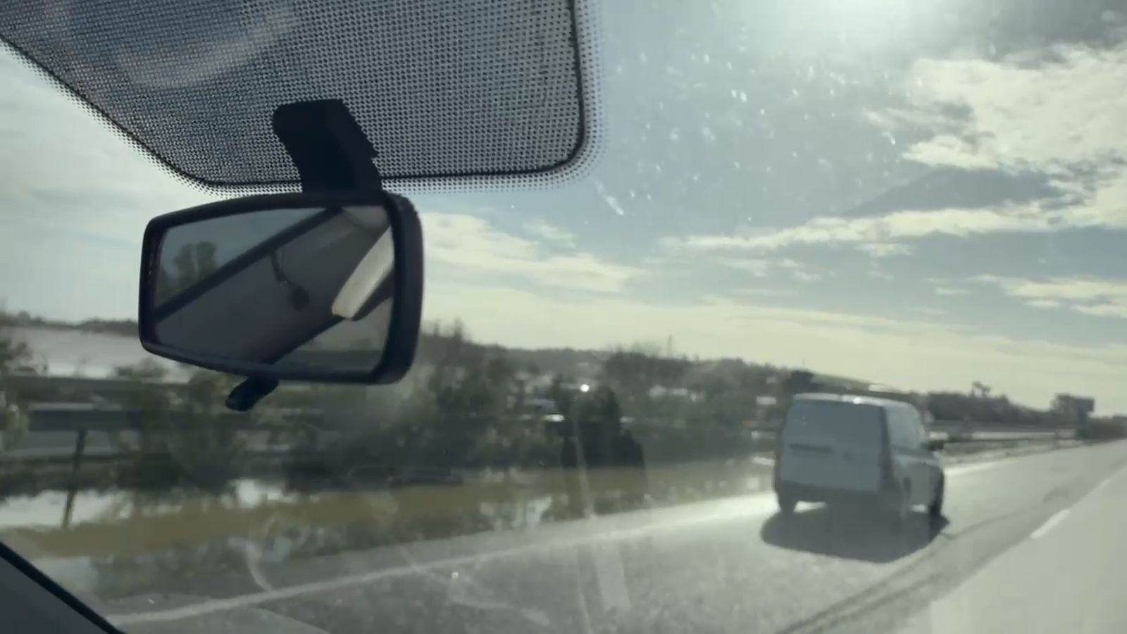 El agua, a punto de llegar a la autopista a la altura de Las Pachecas