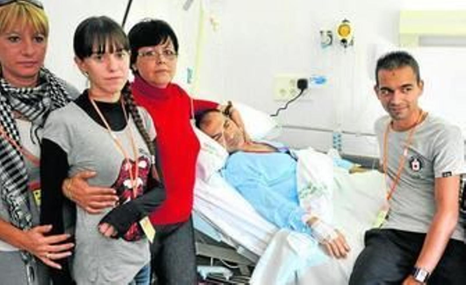 Alexandra Corretgé posa con su familia. Su hijo Kevin, un niño que necesita diálisis y transporte  sanitario, fue trasplantado después de que su abuelo, Francisco Moreno (en cama), le cediera un riñón. La fotografía se tomó el 25 de noviembre de 2011 cuando se anunció el caso, el primero de donante vivo de abuelo a nieto.