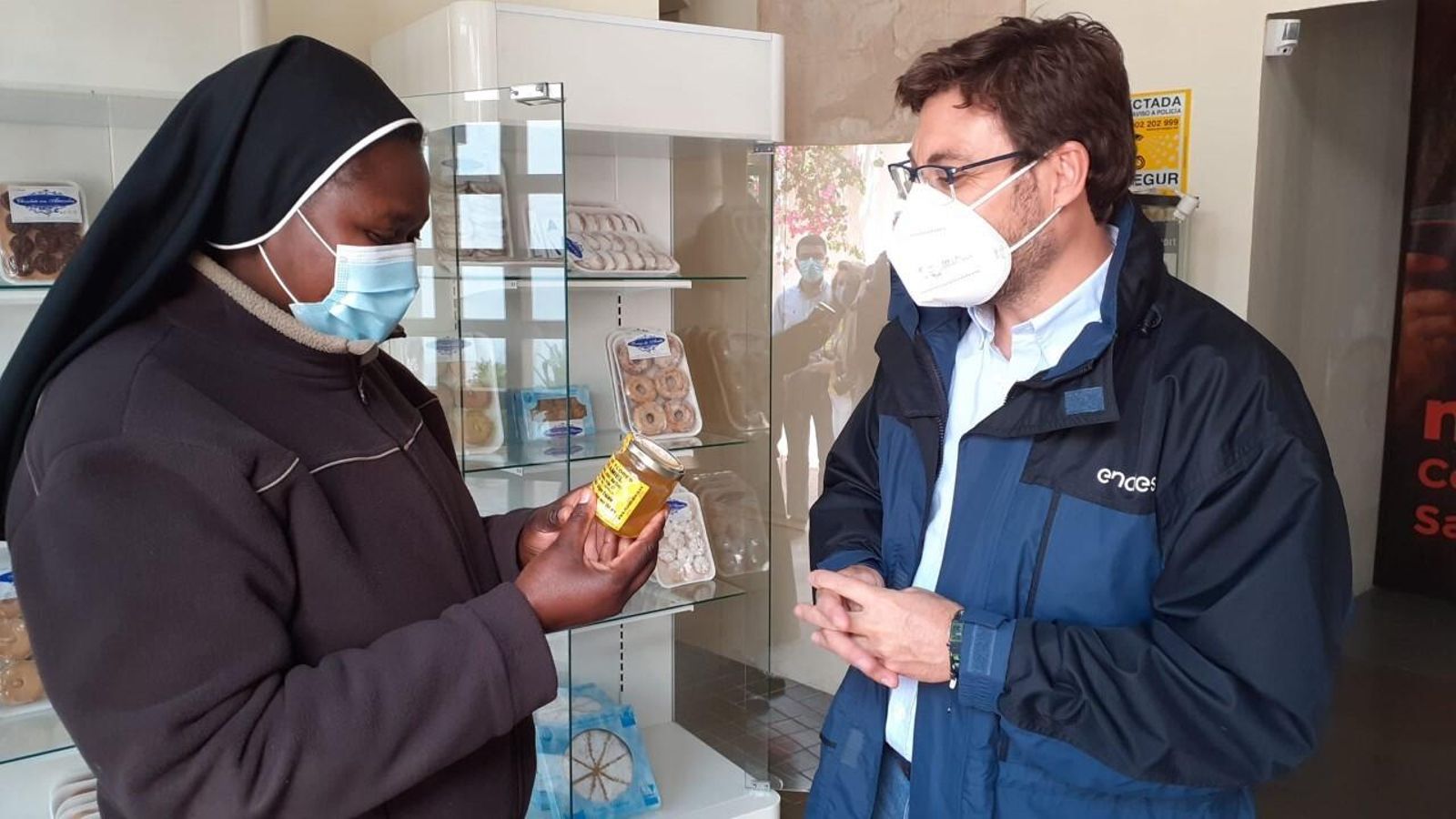 Una monja del convento de Santa Clara de Carmona con un tarro "miel solar" de la planta, que utilizarán para sus dulces.