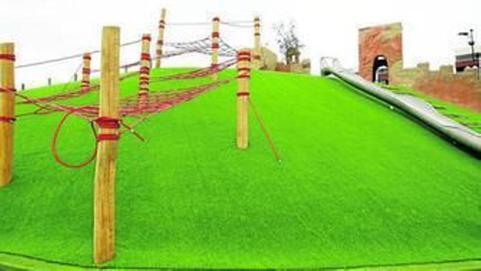 Juegos de cuerdas y toboganes sobre el promontorio del área infantil dedicada a la Alcazaba.