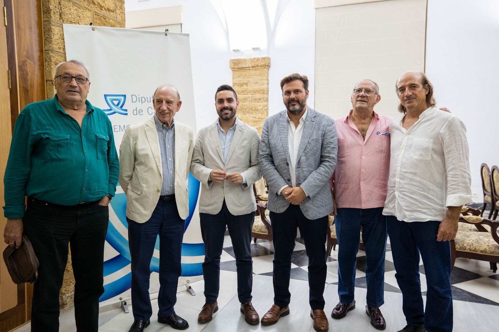 El diputado de Cultura, Antonio González Mellado, y el presidente de la Federación de Peñas Flamencas de la Provincia, Nicolás Sosa, con miembros de junta directiva y presidentes.