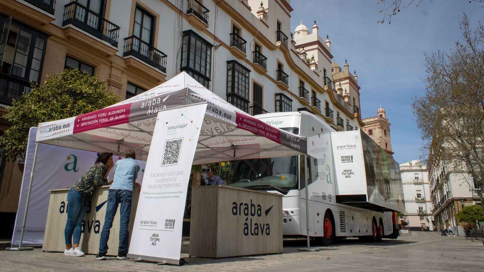 Carpa y bus para la promoción de Alava en Cádiz