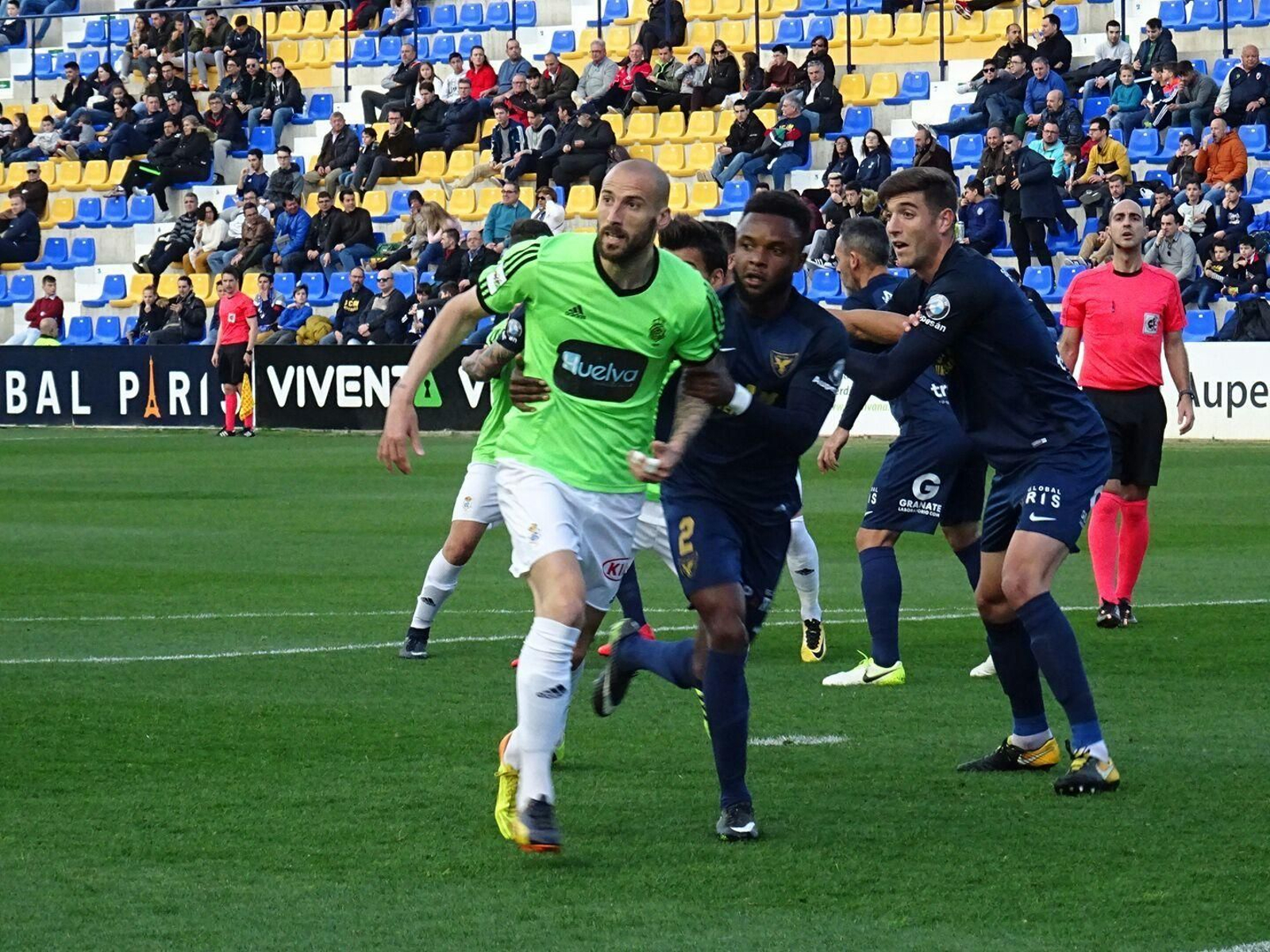 Iván Malón se adelanta a un jugador al saque de un córner