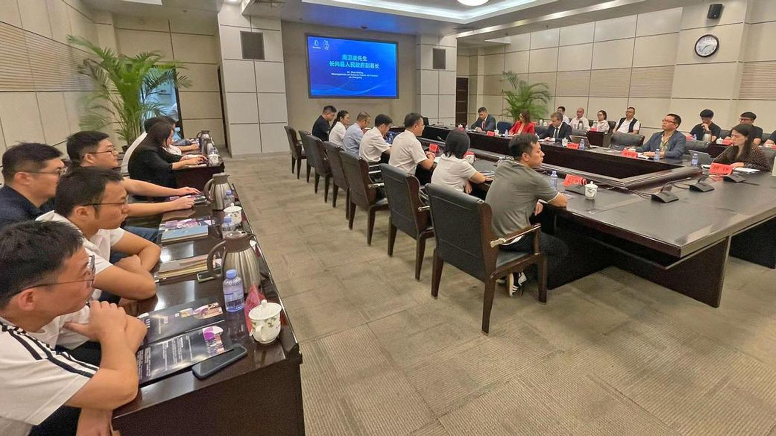 Vista general de la reunión con empresarios chinos.