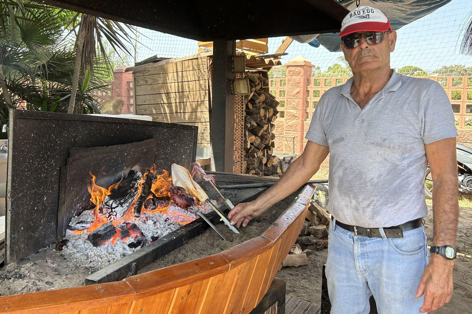 El espetero, preparando algunos pescados.