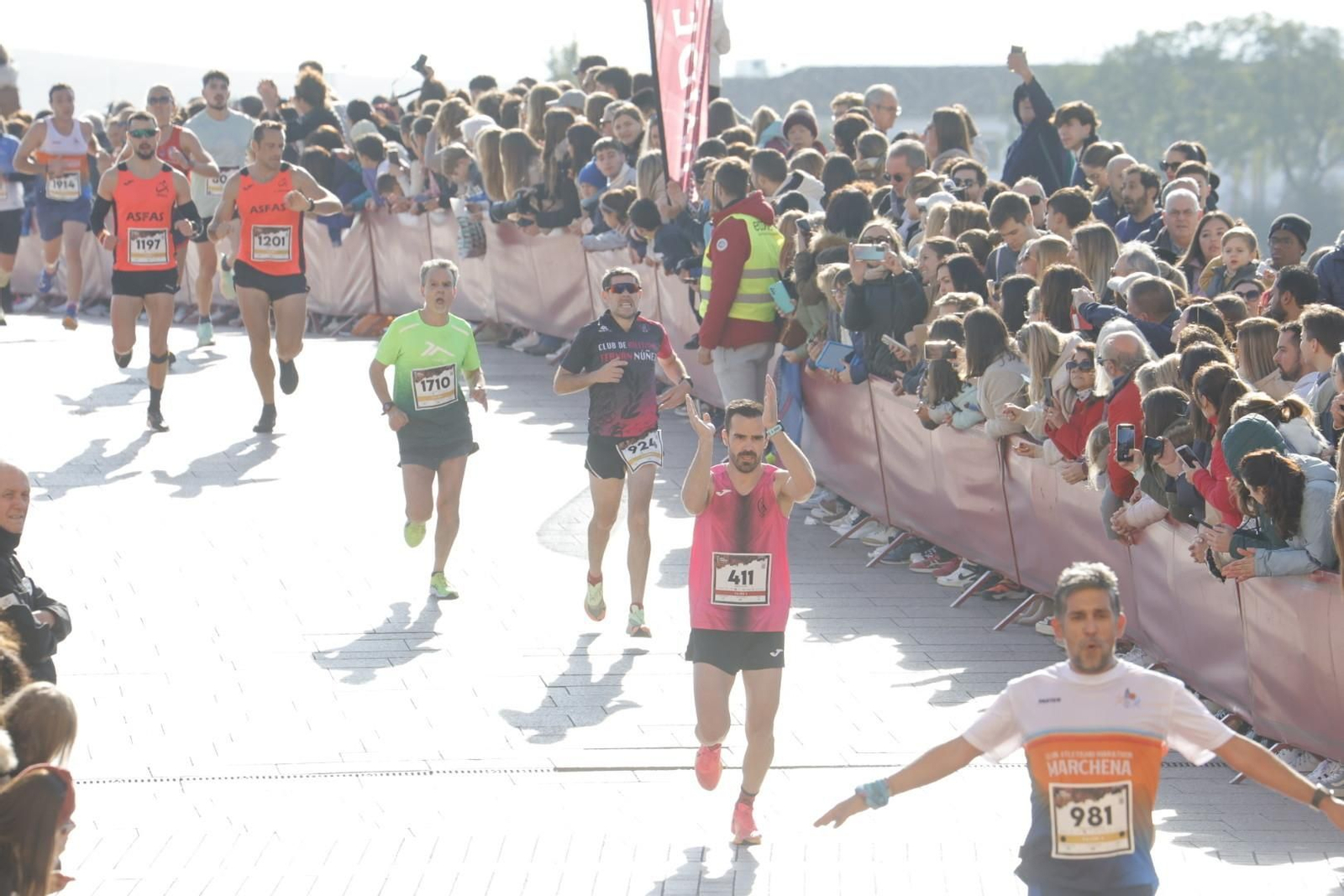 Media Maratón de Córdoba 2023: La gloria de cruzar la Puerta del Puente, en imágenes