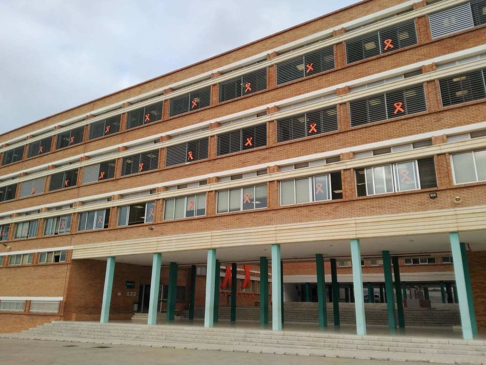 Lazos en las ventanas contra la ley Celaá en el colegio Los Olivos de Málaga.
