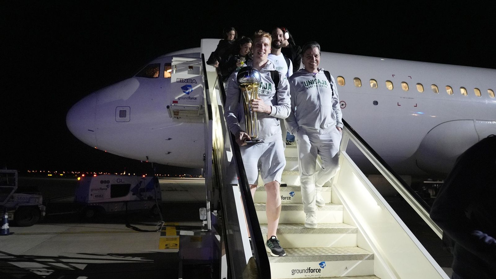 Alegría y éxtasis en la llegada del Unicaja al aeropuerto