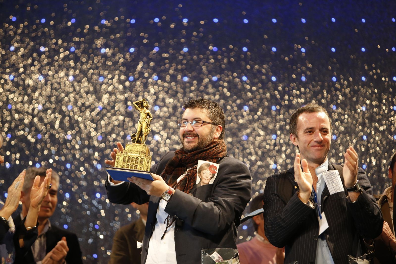 El certamen incluye la elaboración del diseño de los trofeos que se entregan a los premiados del COAC.