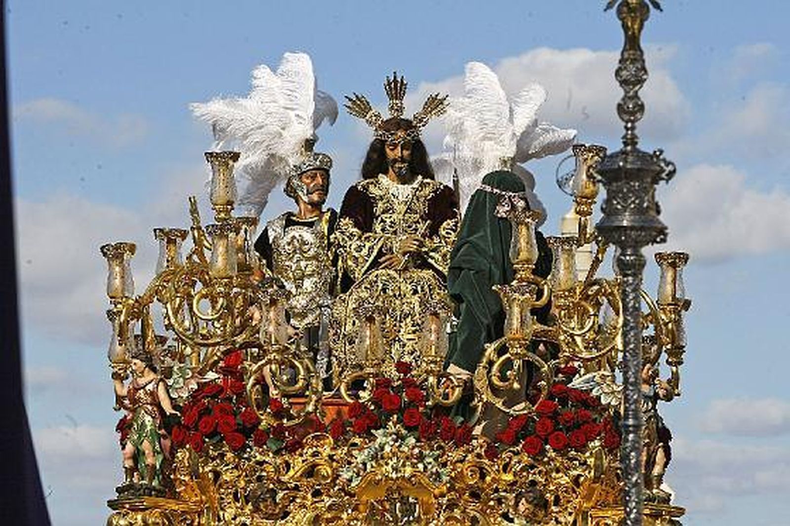 Cientos de gaditanos rinden pleitesía al paso de Cigarreras. /Julio González