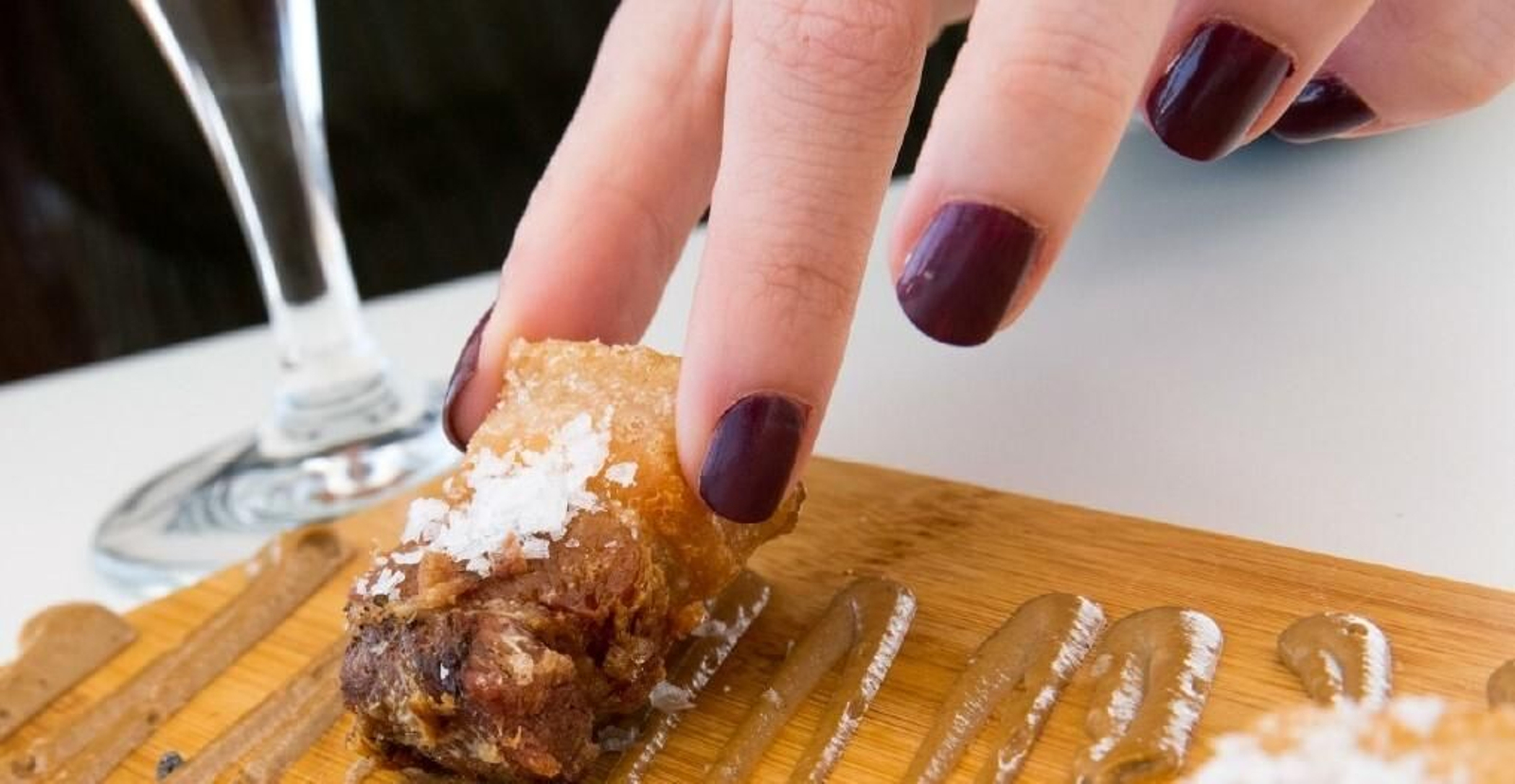 Sal, pimienta y mostaza antigua conforman el único condimento del torrezno