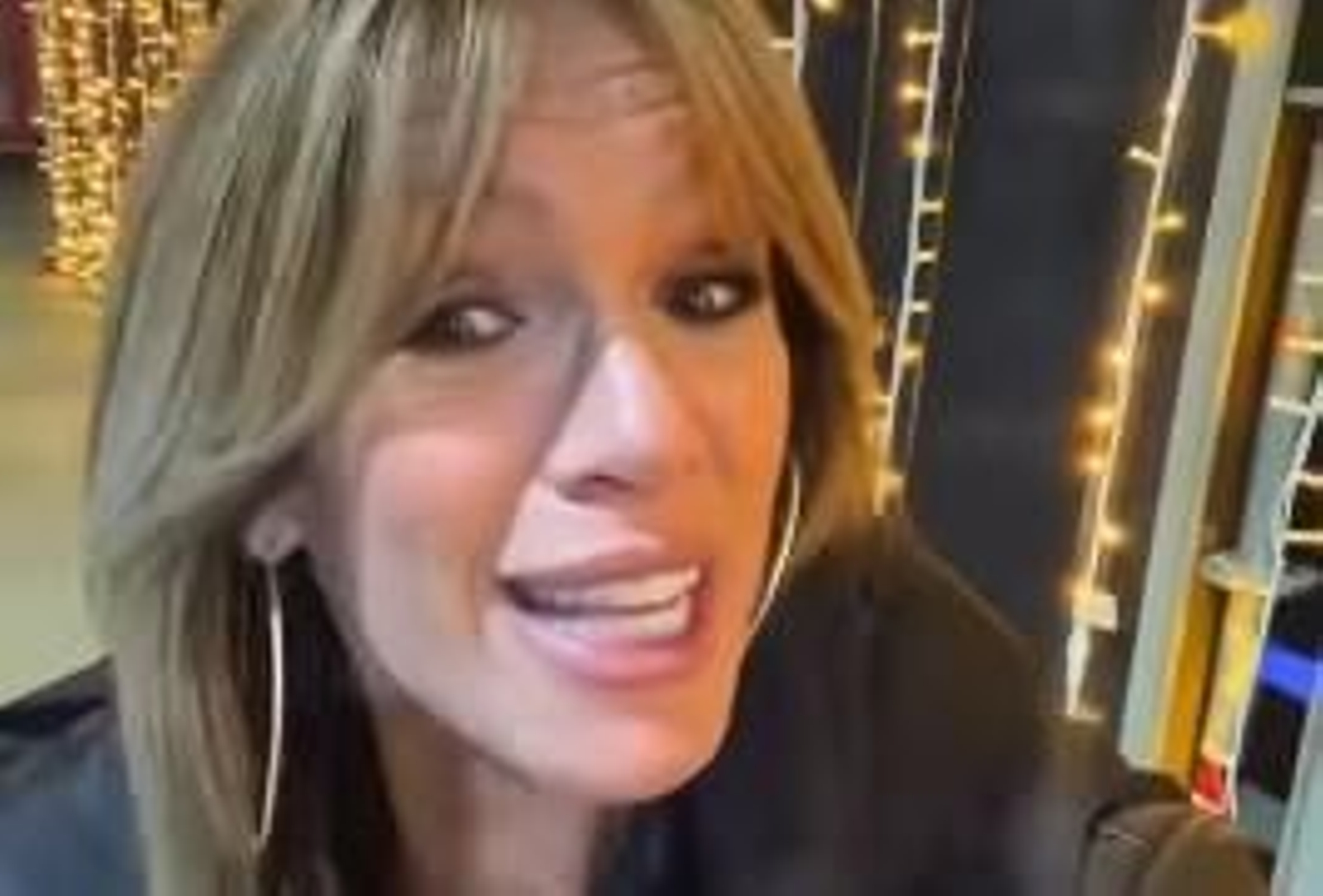 Instante del vídeo en el que Silvia ofrece vivir la Zambomba de Jerez y disfrutar de una casa rural con desconocidos.