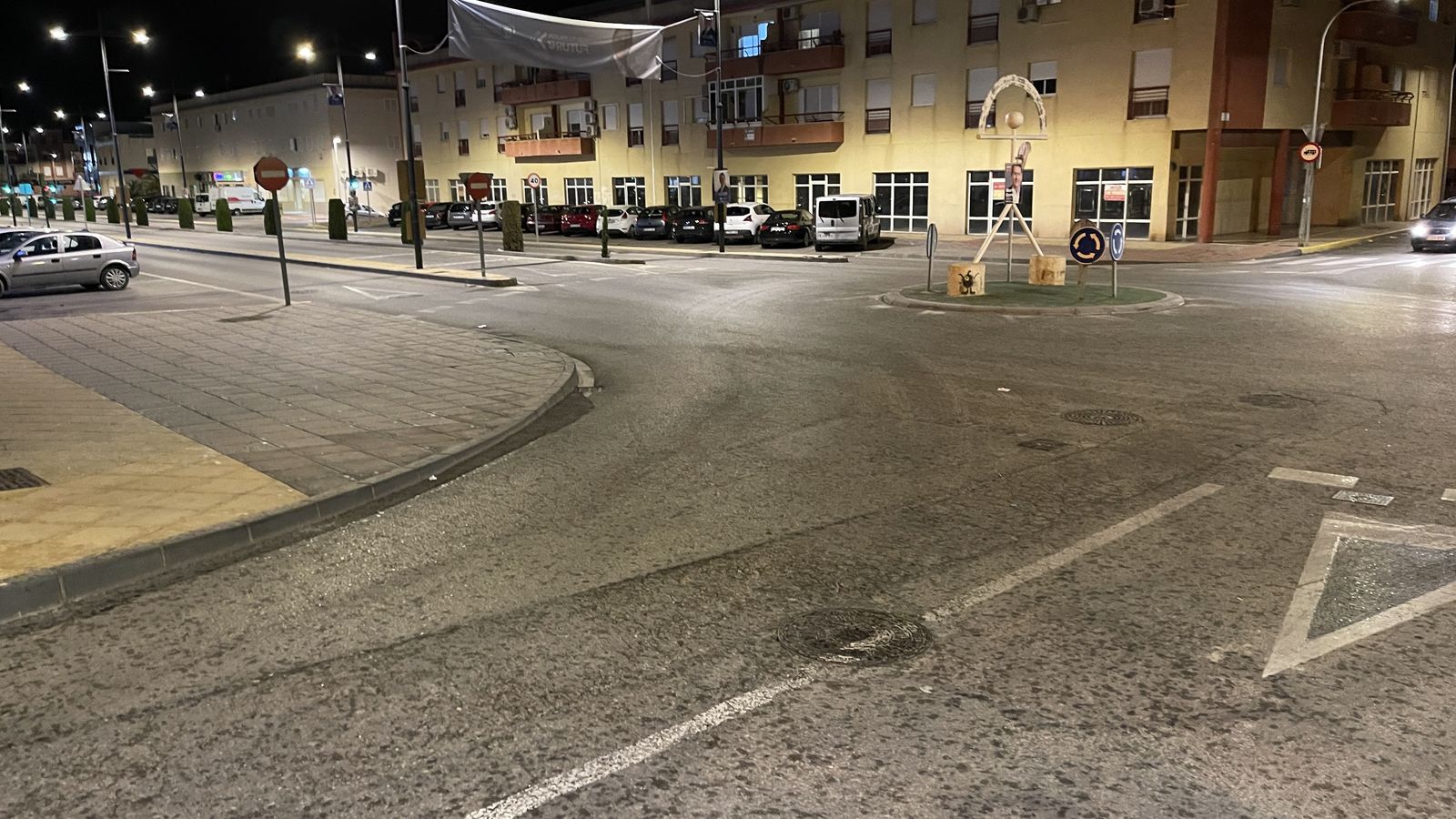Marcas del derrape en la salida de la rotonda de la carretera de Ronda, de Vera.