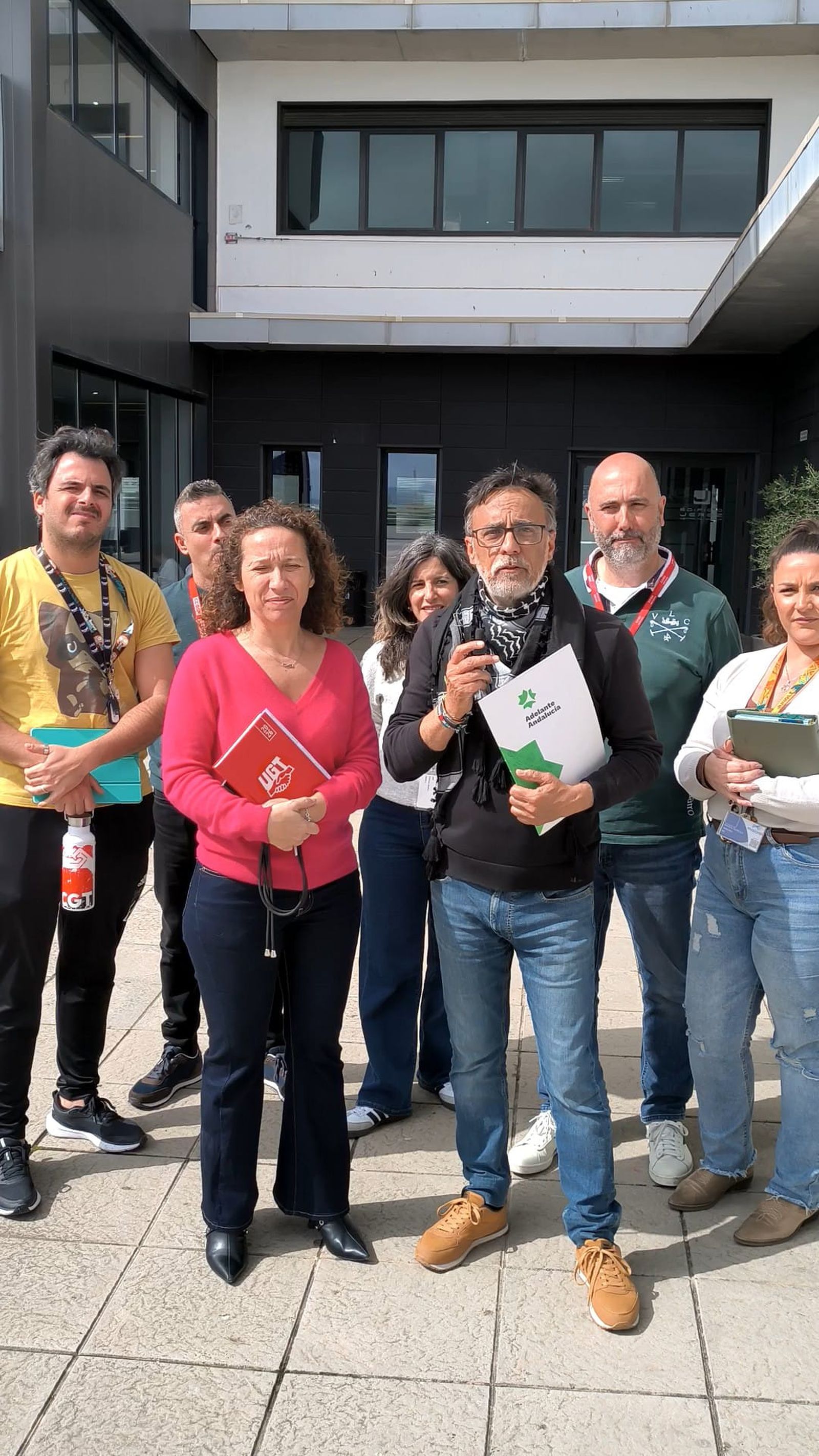 Carlos Fernández, con representantes del comité de empresa de Majorel.