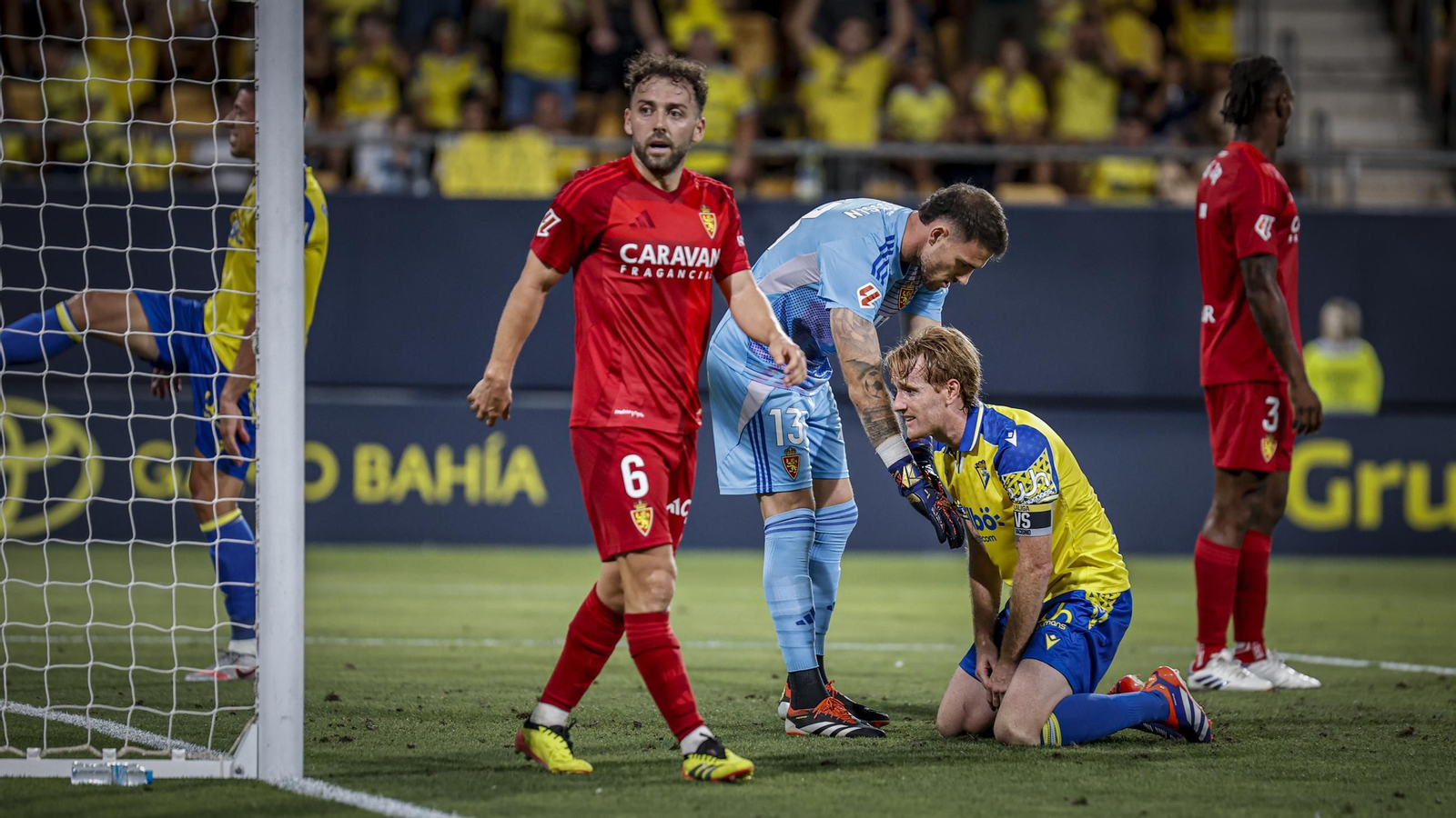 Búscate entre las fotos del partido de fútbol entre Cádiz CF y Real Zaragoza