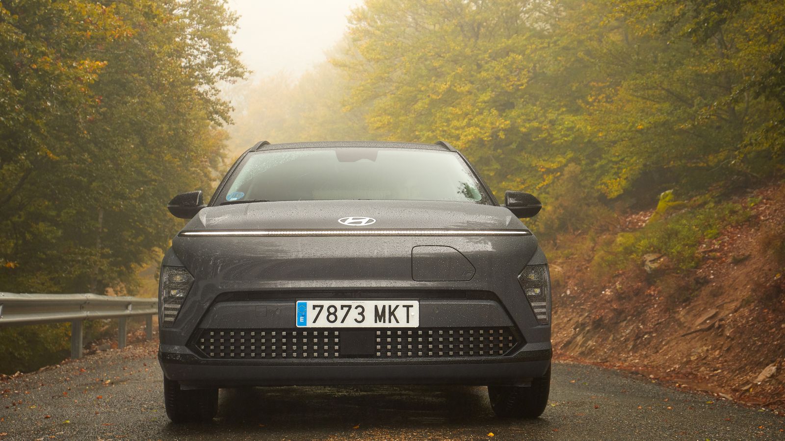 El frontal difiere de otros Kona, con un diseño que busca mejor penetración aerodinámica -Cx es de 0,27 en estos EV- y menor necesidad de entradas de aire al no tener que refrigerar con éste los motores. El gráficos pixel dan un toque de especificidad.