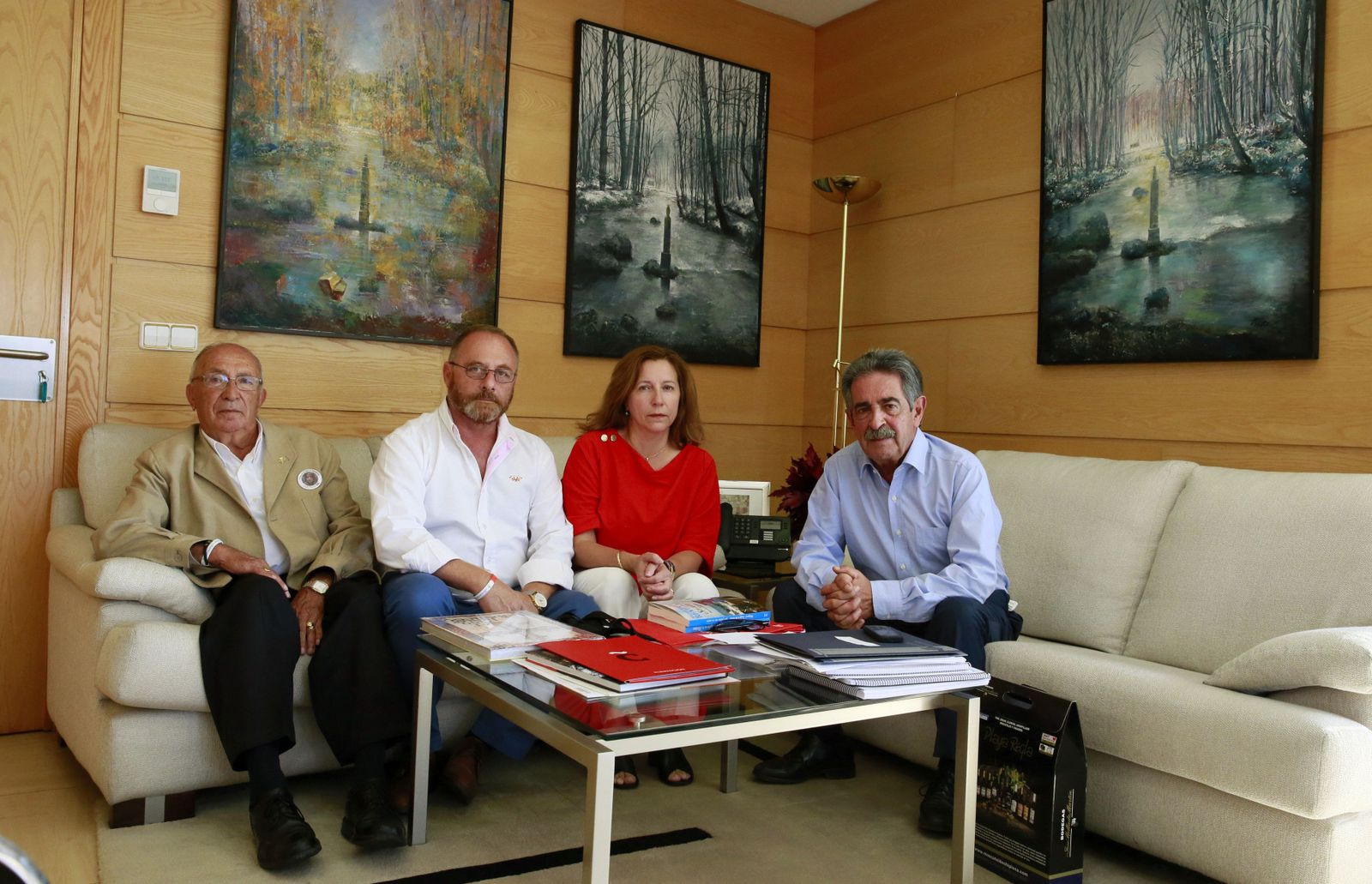 El abuelo y los padres de Marta del Castillo, ayer con Miguel Ángel Revilla en Santander.
