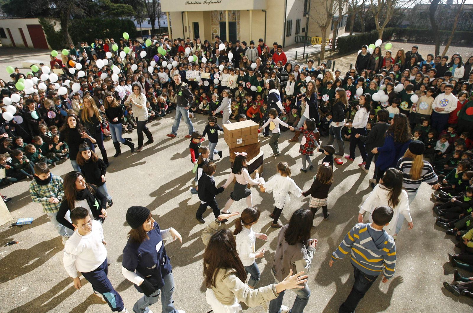 Acto contra la violencia en el patio de un colegio
