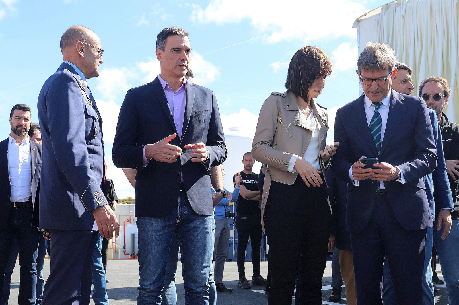 Imágenes de Pedro Sánchez en su visita al cohete Miura en la base espacial en Huelva