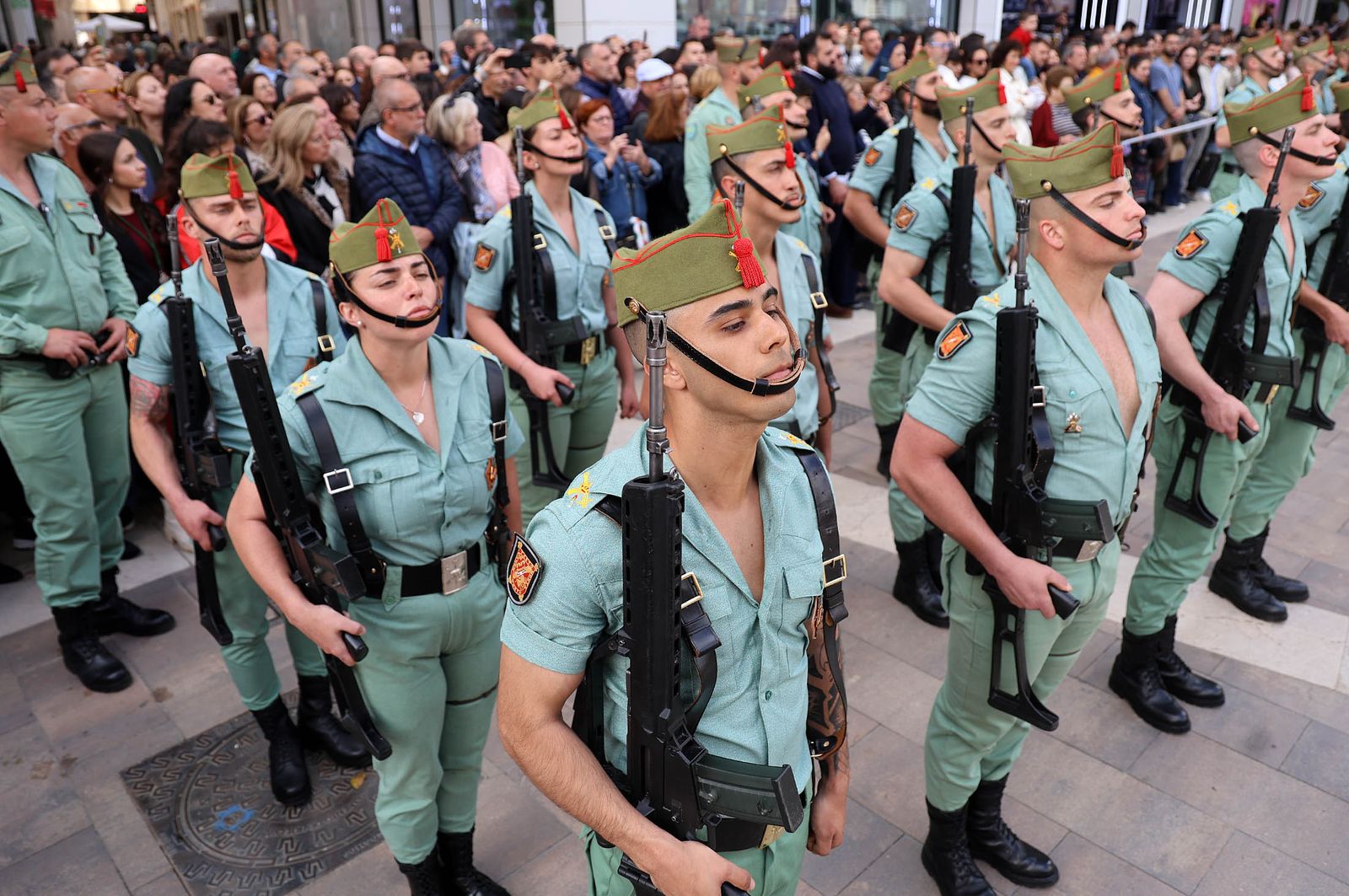 Sábado de Pasión: Imágenes de la procesión del Cristo de la Vera+Cruz portado por el Grupo de Caballería Ligero Acorazado 'Reyes Católicos' II de la Legión de Ronda