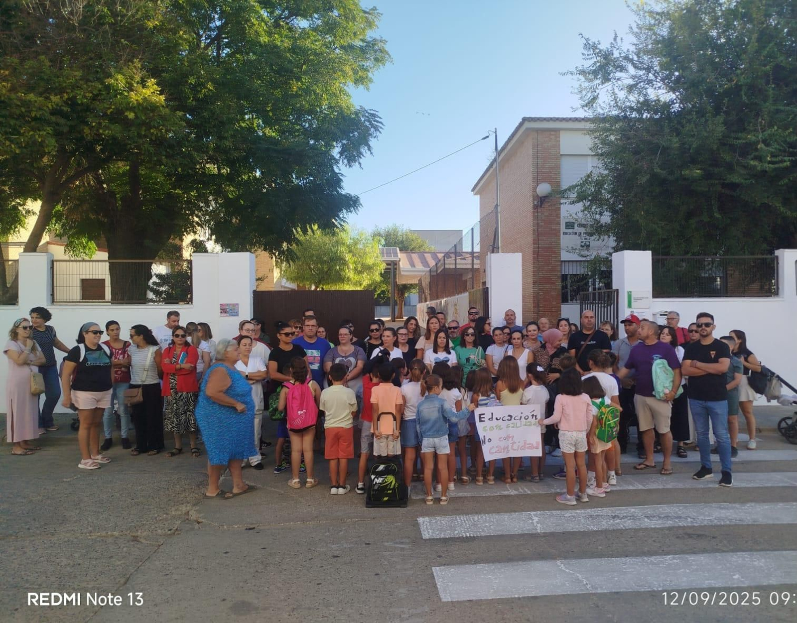 Padres y niños de segundo de Primaria a las puertas del CEIP Fray Claudio en los primeros días del curso.