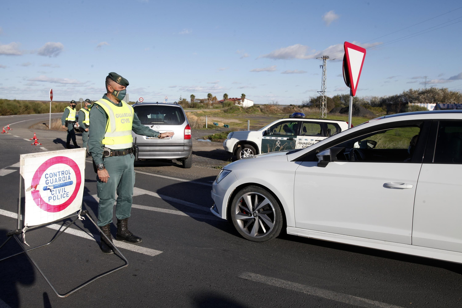 Controles de la Guardia Civil en los accesos a la costa de Huelva