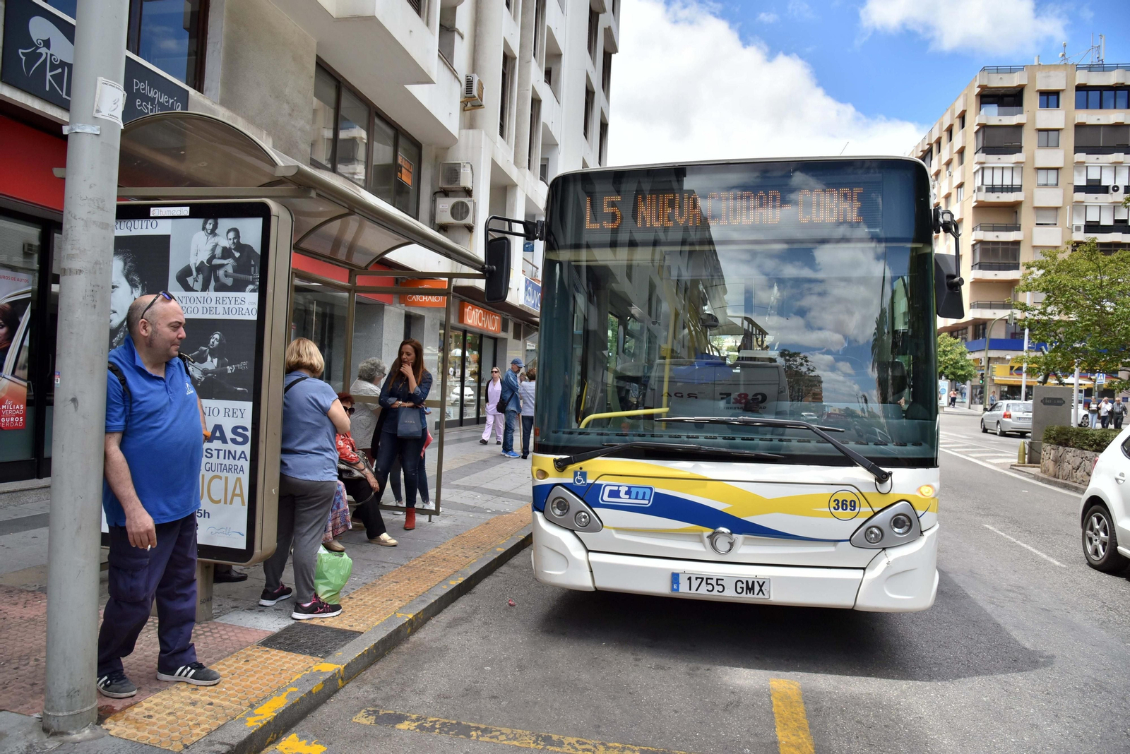 Un autobús de la línea 5, ayer, en la parada de Blas Infante. En el detalle, el error del mapa.