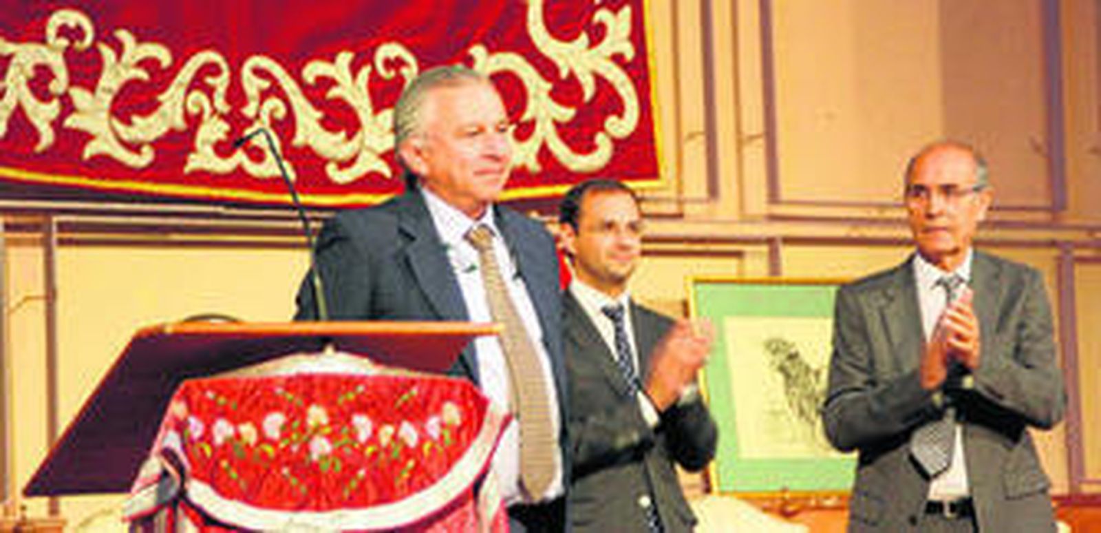Antonio Ruiz López, al término del pegón, con el alcalde Víctor Mora y el presidente de la Federación de Asociaciones de Vecinos de Sanlúcar Antonio Pérez.