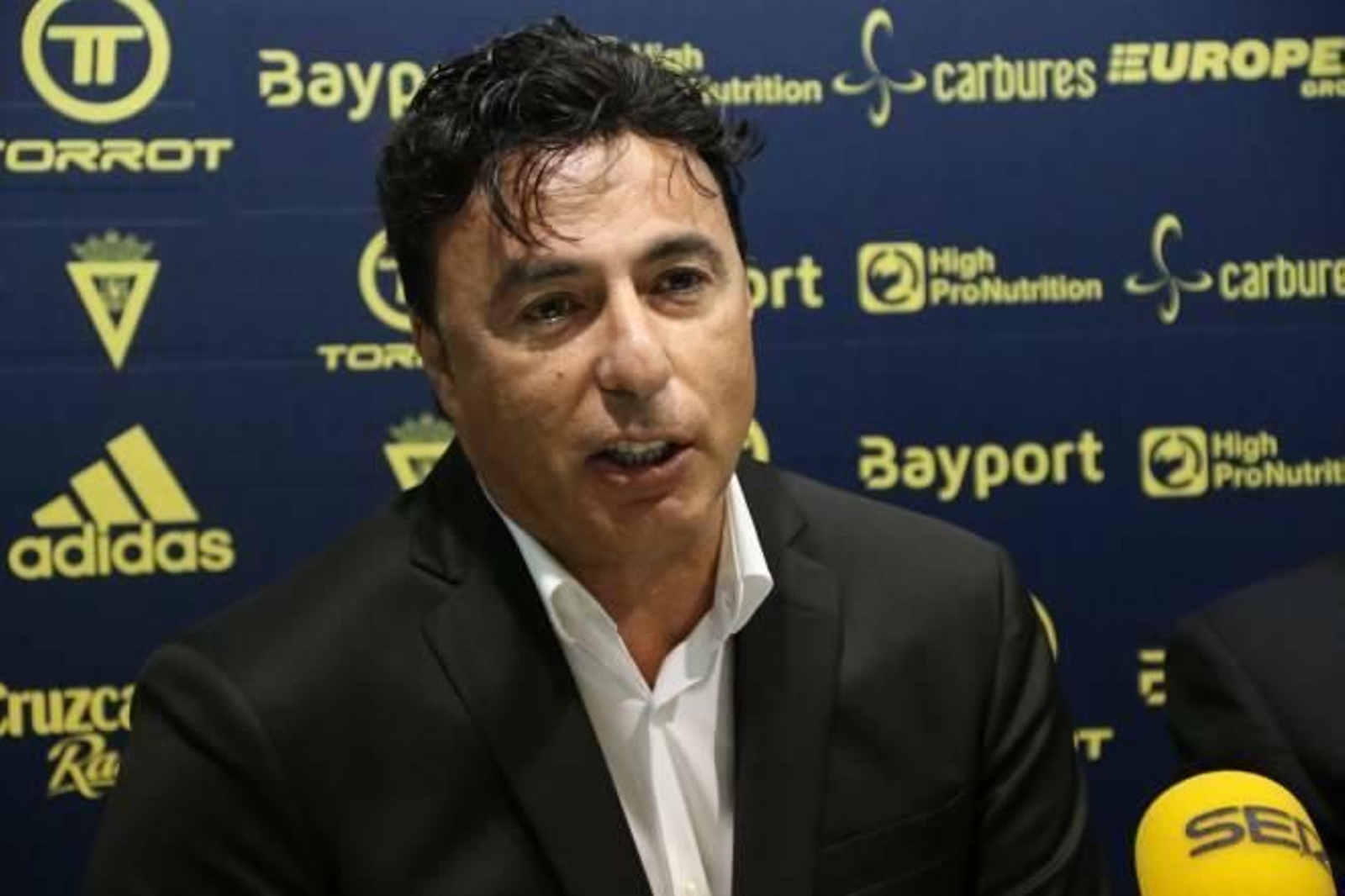 Quique Pina, durante una rueda de prensa cuando tenía mando en plaza en el Cádiz.