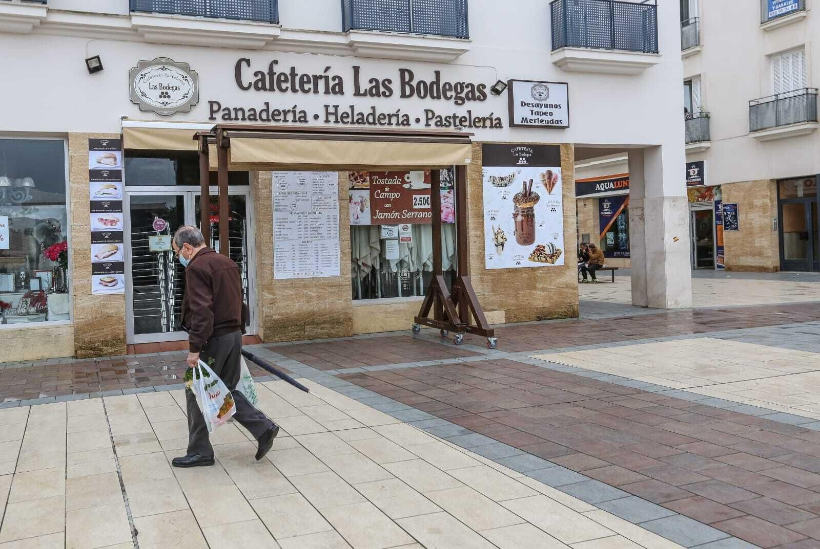 Imágenes de Chiclana durante la primera jornada del cierre de actividades