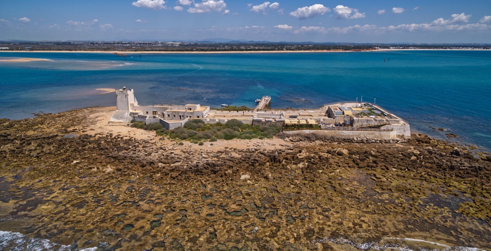 La iniciativa El Castillo de Sancti Petri organiza conciertos en el islote.