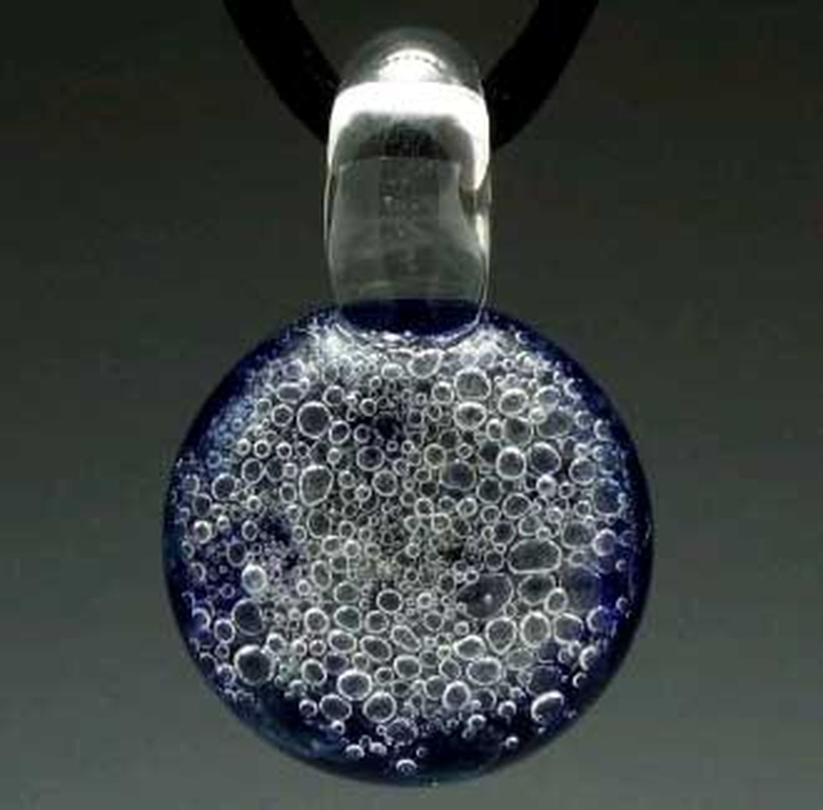 Collares con cenizas de gato y anillos con las de perro, última moda en EEUU