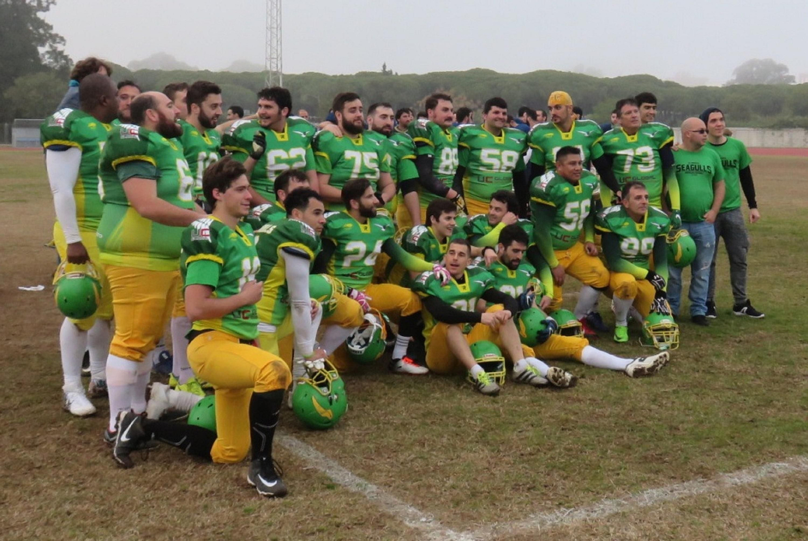 Los integrantes de El Puerto Seagulls, equipo de fútbol americano de El Puerto de Santa María, posan después de un entrenamiento.