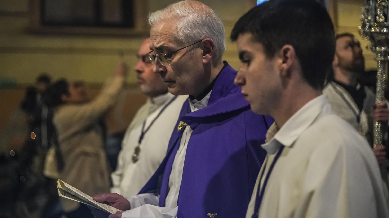 El padre Francisco Tejerizo durante el rezo del vía crucis de la Hermandad de San Agustín