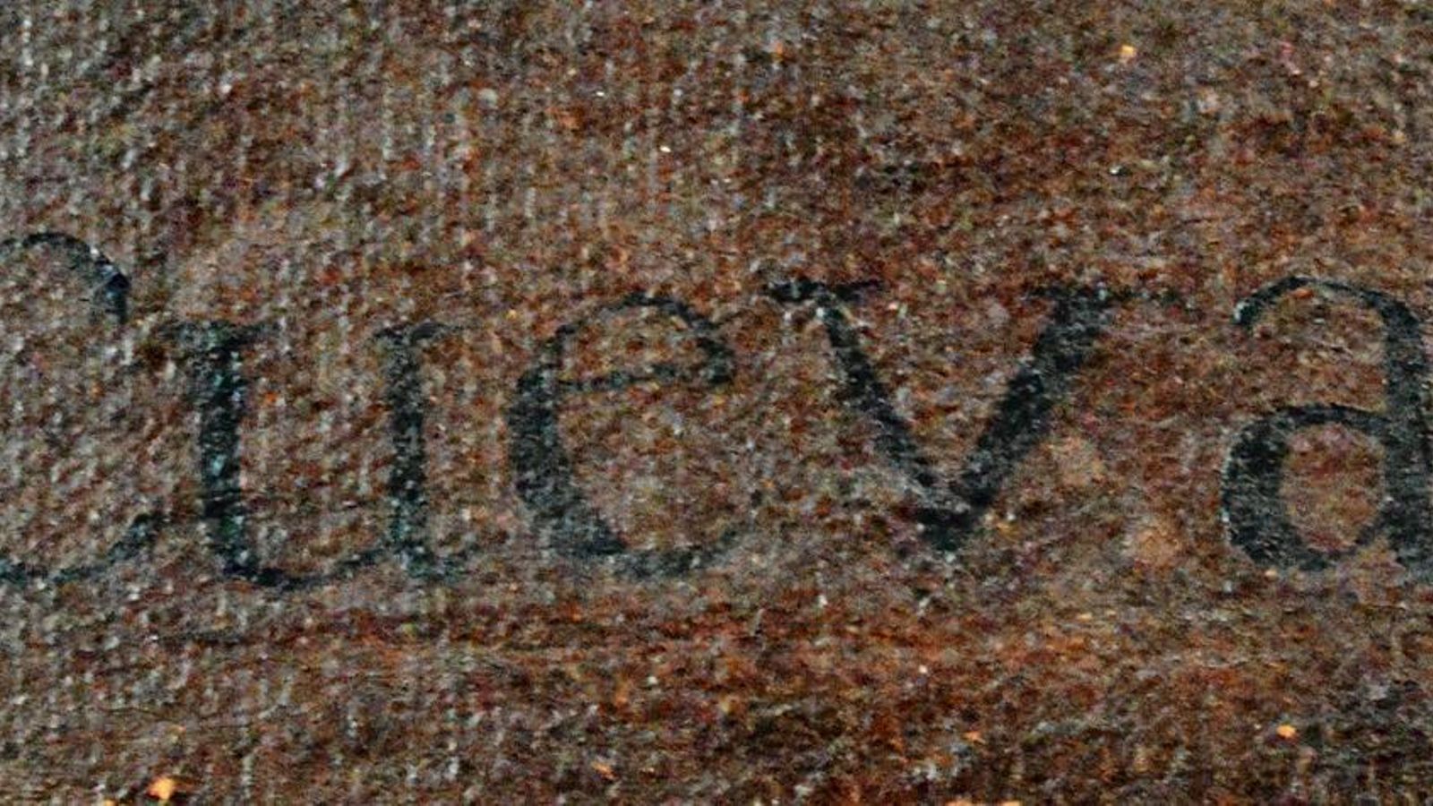 Firma de la pintora Mariana de la Cueva en una de sus obras conservadas en el Hospital del Refugio, en Granada