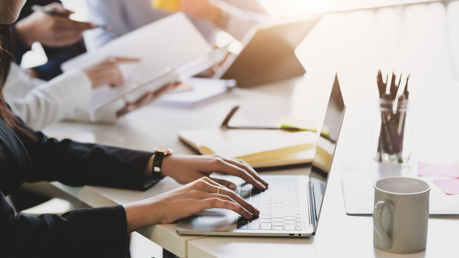 Tres personas en su puesto de trabajo.