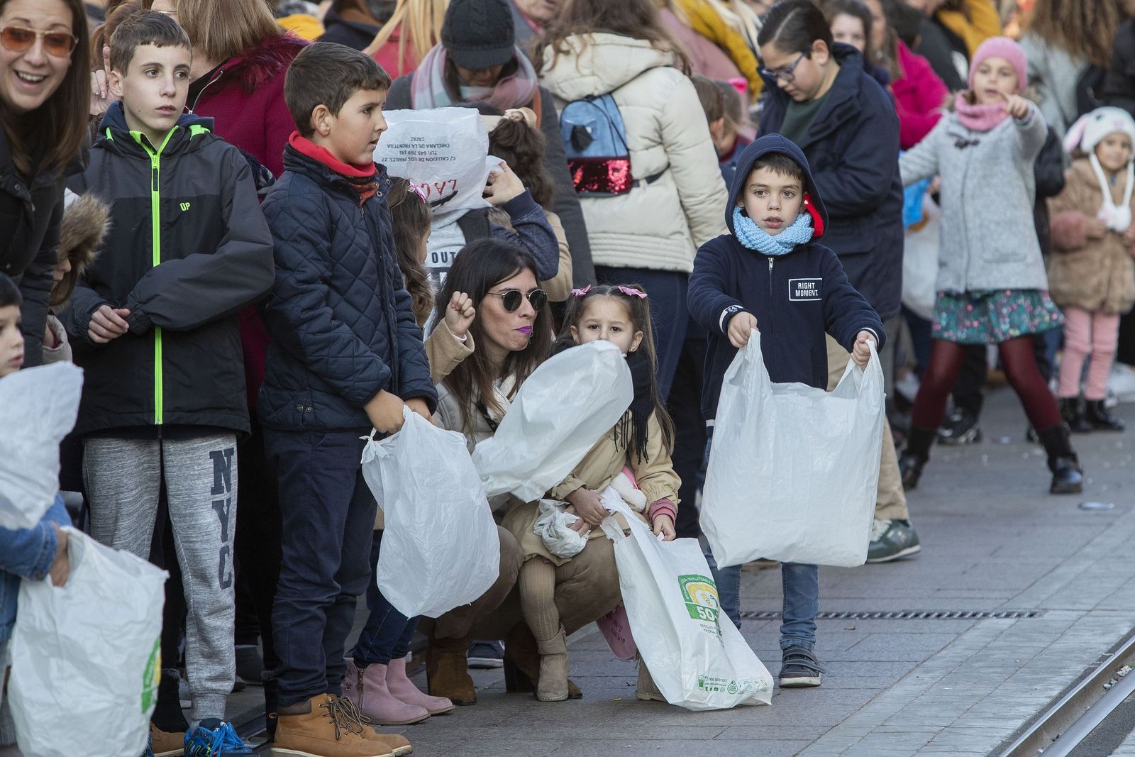 Es la Cabalgata de Reyes de 2020 en San Fernando, apenas unas semanas antes de que la pandemia irrumpiera en nuestras vidas. La imagen, en realidad, podría ser la de cualquier otro año: la del 5 de enero es siempre la tarde de las bolsas