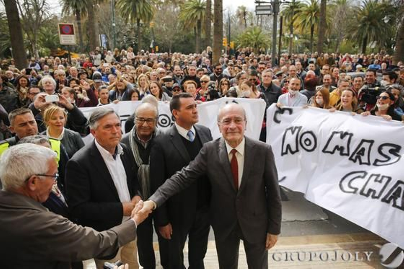 La concentración contra la actitud de los trabajadores de Limasa, a las puertas del Consistorio de la capital.

Foto: Javier Albiñana