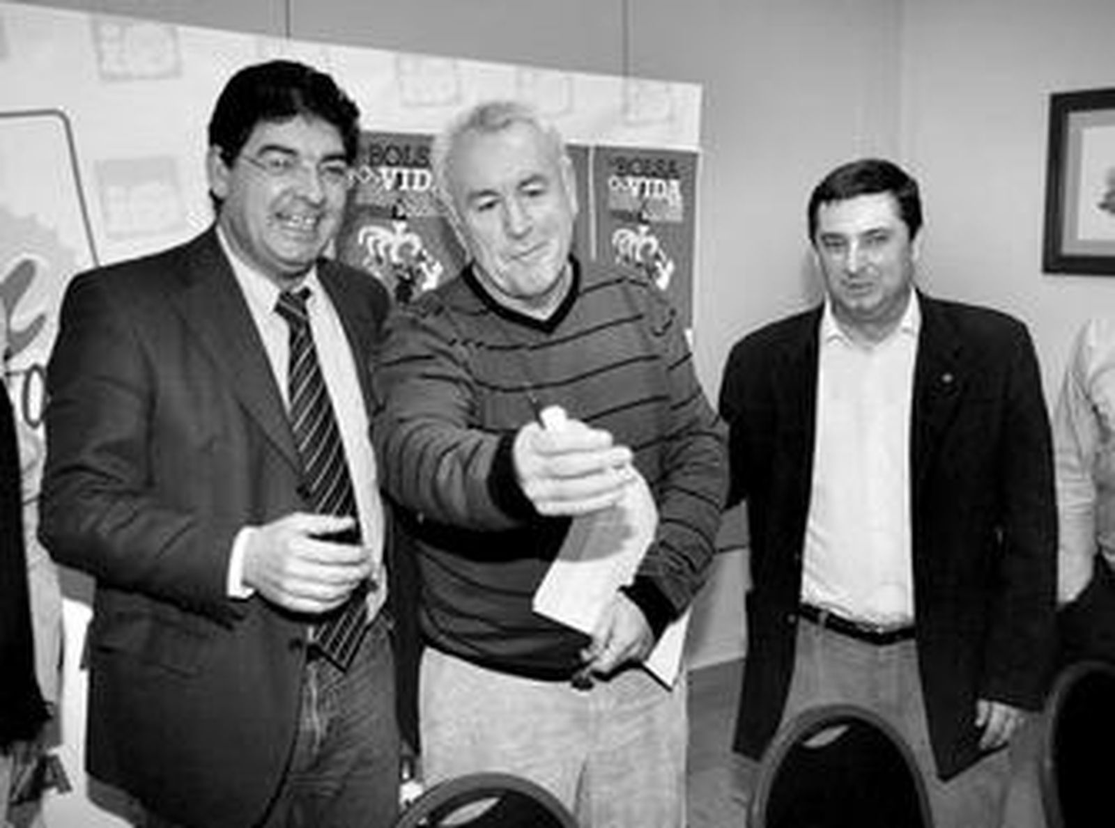 El coordinador general de IU, Cayo Lara, entre Diego Valderas y José Luis Centella.