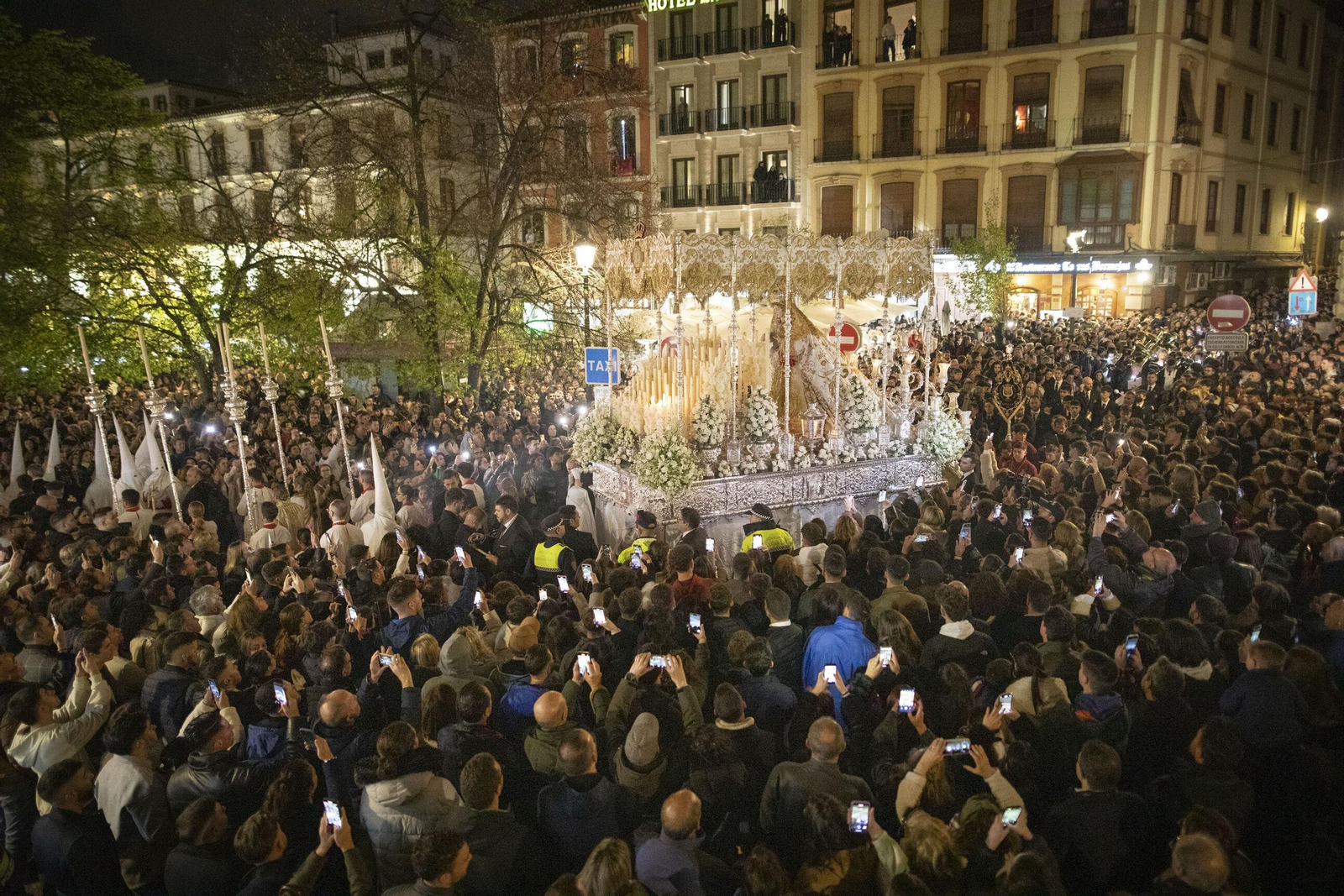 La Aurora alumbra el Jueves Santo de Granada