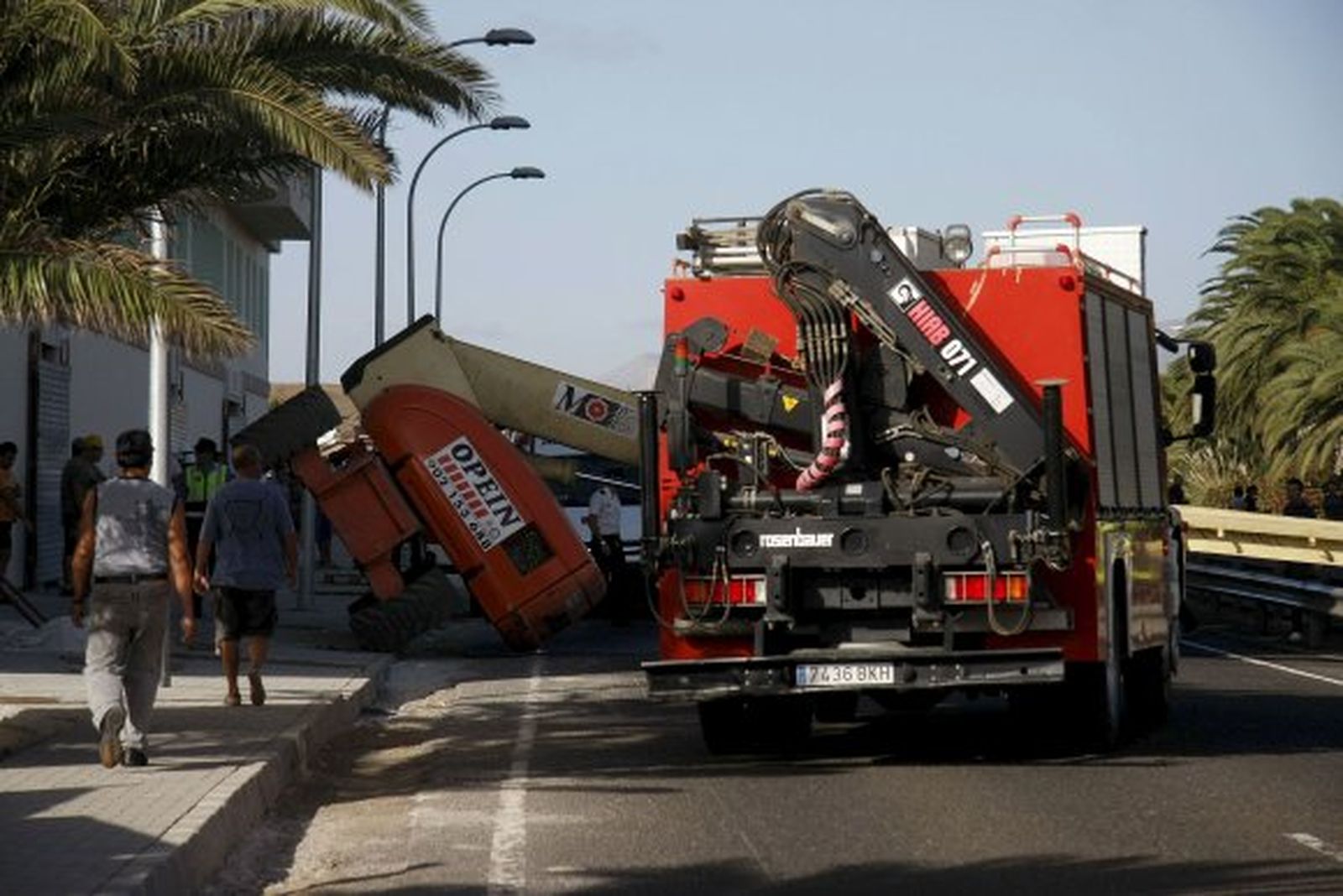 Dos trabajadores mueren al caer una grúa sobre una autovía de Lanzarote