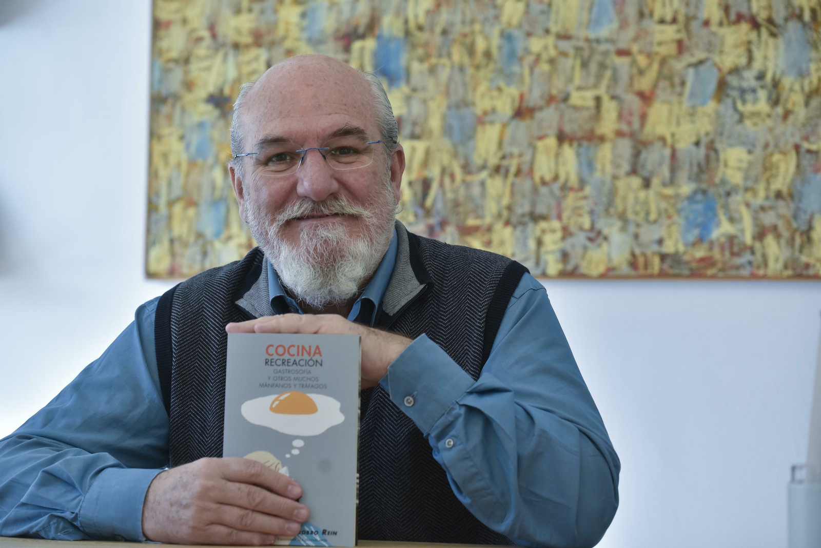 Fernando Huidobro, con su nuevo libro en la tienda de alimentación Orzáez, en Sevilla.