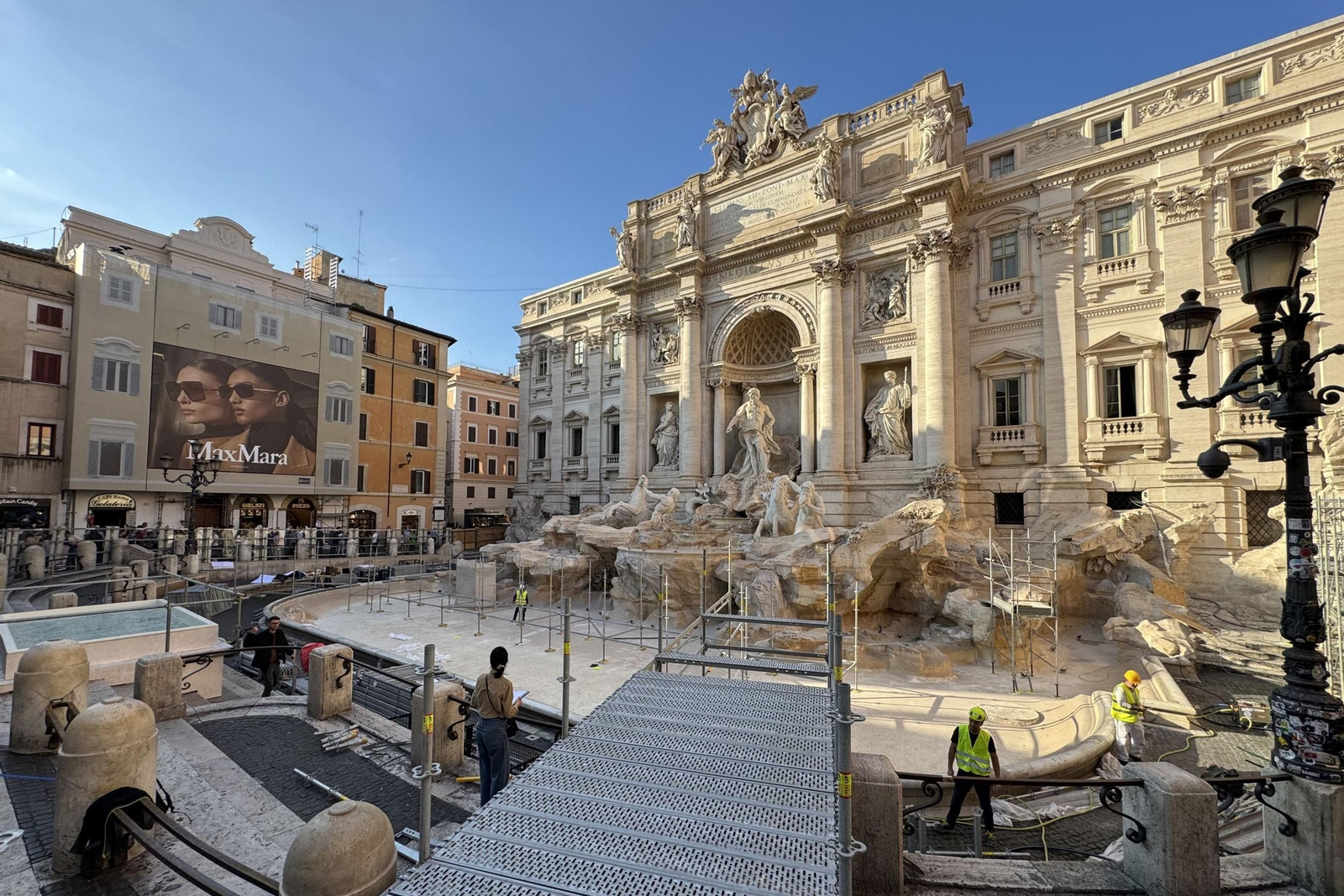 La Fontana de Trevi ya se puede observar de cerca gracias a una polémica pasarela